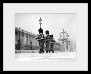 PHOTOBAY - coldstream guards outside buckingham palace - Photographie