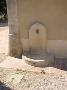 Marbrerie Rouillon - lave-pied en pierre - Fontaine Murale D'extérieur