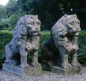 BARBARA ISRAEL GARDEN ANTIQUES - carved limestone lions - Sculpture Animalière