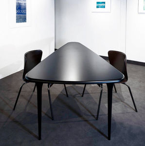 spHaus - organic triangular 190 black - Table Bureau