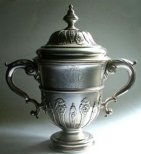 ALASTAIR DICKENSON - an important george ii cup and cover - Deko Schale