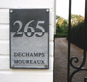 La Pierre - royal 4 - Hausnummerschild