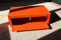 Kofferschrank-HINDIGO-Malle orange en métal avec ouverture frontale 57x2