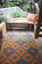 Moderner Teppich-FABHABITAT-Tapis intérieur extérieur Saman orange et bleu Gra