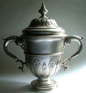 ALASTAIR DICKENSON - Copa decorativa-ALASTAIR DICKENSON-An Important George II Cup and Cover