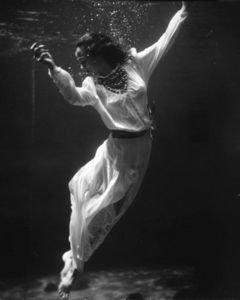 LINEATURE - fashion model underwater in dolphin tank - 1939 - Fotografia